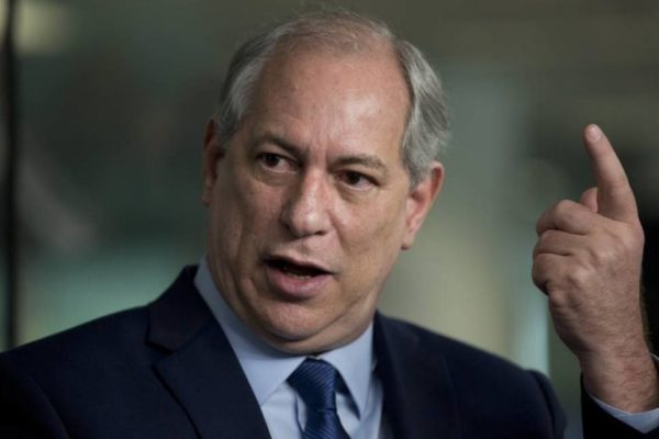 Ciro Gomes com a mão erguida