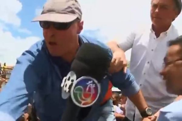 Ao lado do presidente Jair Bolsonaro, o coronel do Exército Gustavo