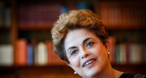 Dilma sorrindo