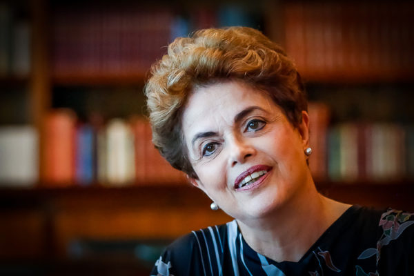 Dilma sorrindo