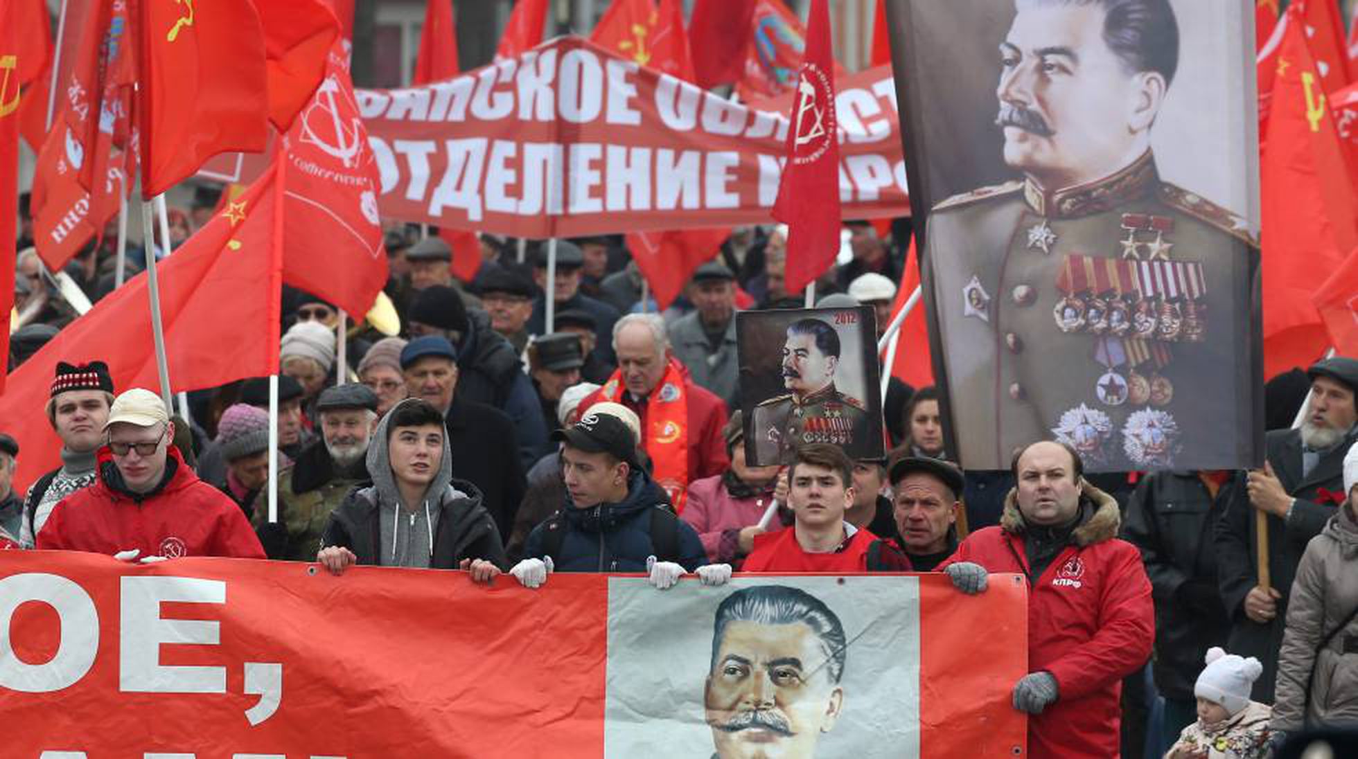 Manifestação de Russos em comemoração a Revolução de Outubro de 1917. Foto: Getty Images