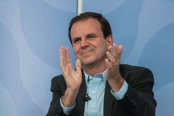 Eduardo Paes batendo palmas