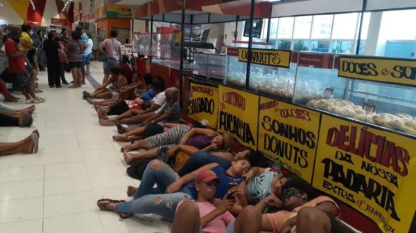 Famílias fome supermercado