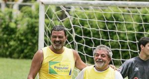 Lula e Sócrates já jogaram futebol juntos. Foto: Ricardo Stuckert