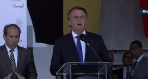 Bolsonaro discursando em formatura militar