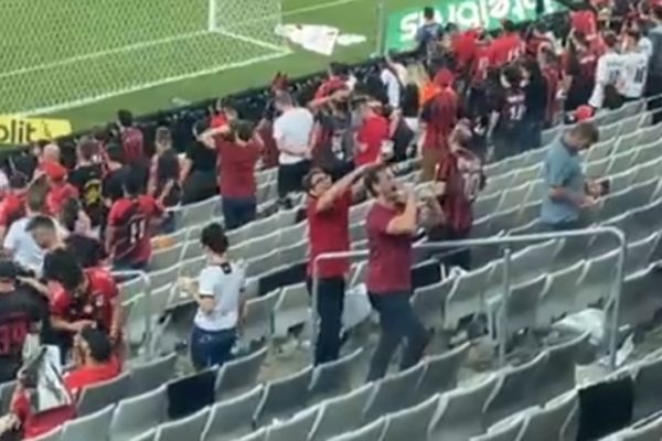 Torcedores racistas do Athletico-PR
