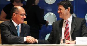 Geraldo Alckmin cumprimenta Fernando Haddad