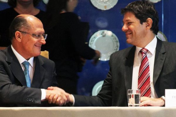 Geraldo Alckmin cumprimenta Fernando Haddad