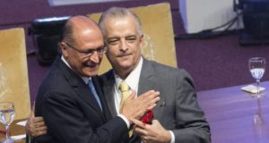 Geraldo Alckmin e Márcio França abraçados
