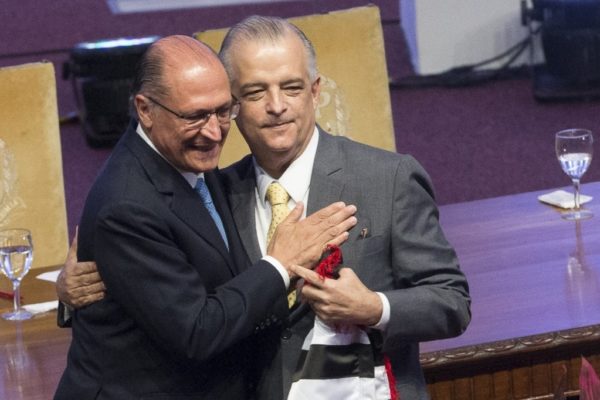 Geraldo Alckmin e Márcio França abraçados