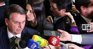 Jair Bolsonaro falando com jornalistas