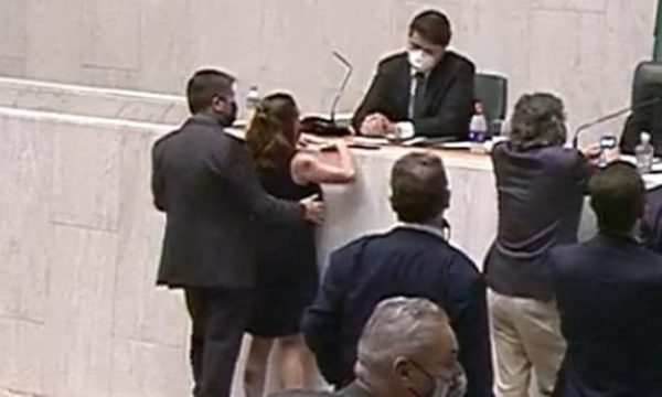 omento em que a deputada Isa Penna é apalpada pelo deputado Fernando Cury no plenário da Alesp.