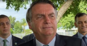 O presidente Jair Bolsonaro (PL) conversou com apoiadores no cercadinho, em Brasília. Imagem: Reprodução