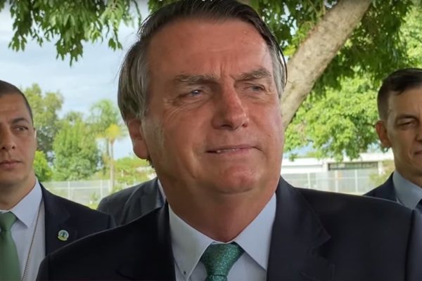 O presidente Jair Bolsonaro (PL) conversou com apoiadores no cercadinho, em Brasília. Imagem: Reprodução