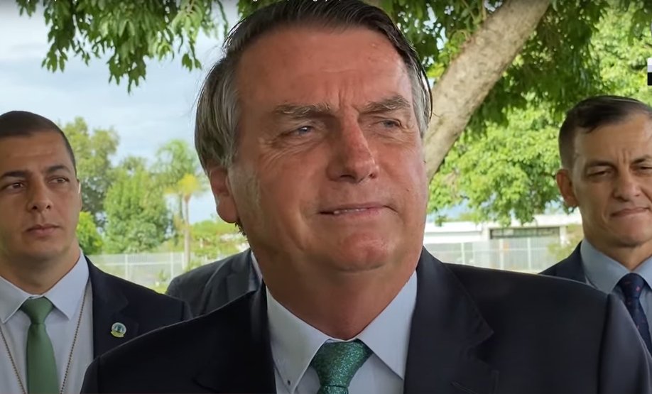 O presidente Jair Bolsonaro (PL) conversou com apoiadores no cercadinho, em Brasília. Imagem: Reprodução