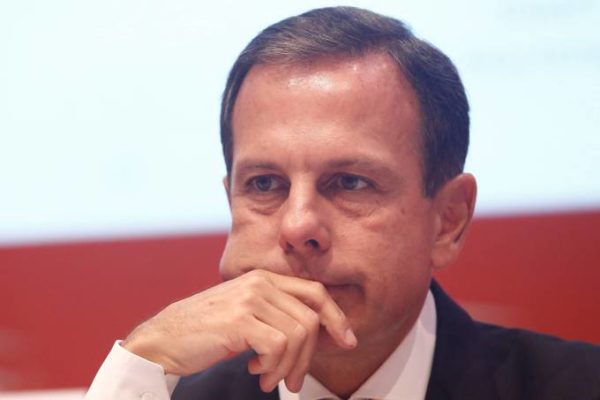 João Doria, sério, com a mão no rosto