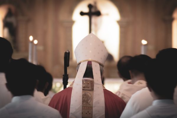 Bispo em igreja