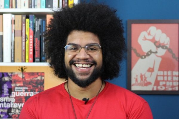 Jones Manoel sorrindo