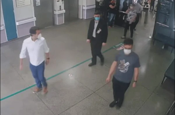 Kim Kataguiri e sua turma invadiram hospital em Guarulhos, no dia 17 de abril. Imagem: Reprodução