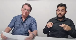 O presidente Jair Bolsonaro em transmissão ao vivo nas redes sociais. Foto: Reprodução