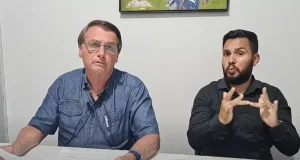 O presidente Jair Bolsonaro em transmissão ao vivo nas redes sociais.