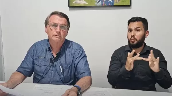 O presidente Jair Bolsonaro em transmissão ao vivo nas redes sociais. 