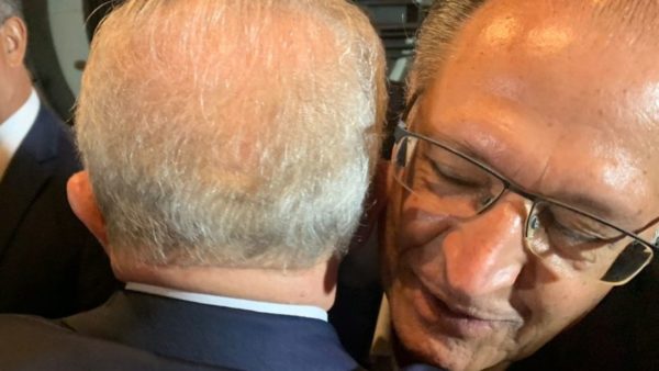 Alckmin abraça Lula em jantar