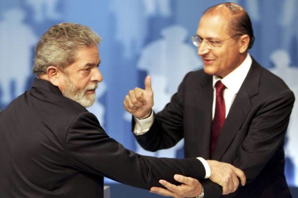 Lula e Alckmin de braços dados