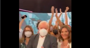 Lula é aplaudido