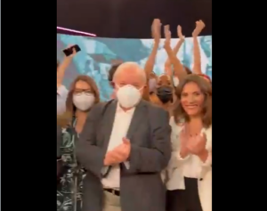 Lula é aplaudido