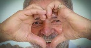 Lula com símbolo de coração