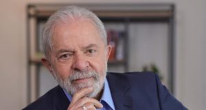 Lula com a mão no queixo