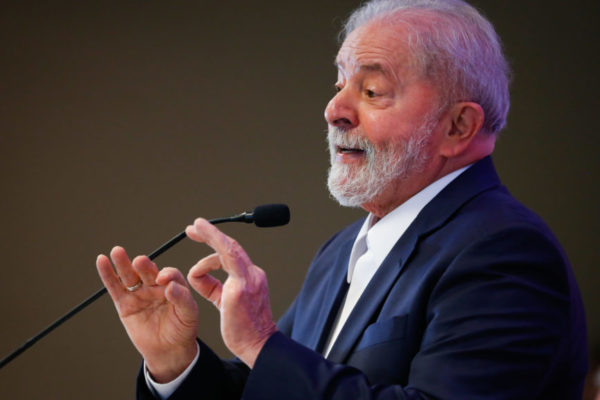 Lula fazendo discuro