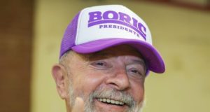 Lula com chapéu do Boric, novo presidente do Chile