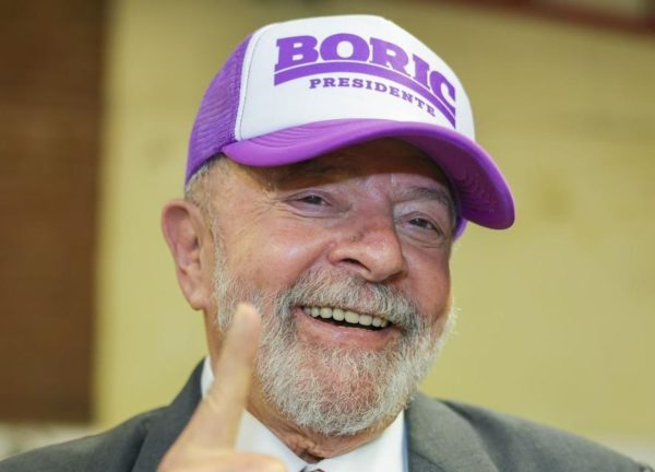 Lula com chapéu do Boric, novo presidente do Chile