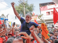 Lula nos braços do povo