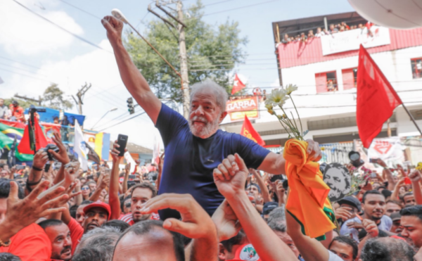 Lula nos braços do povo