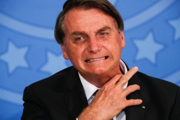 Jair Bolsonaro com a mão na gravata