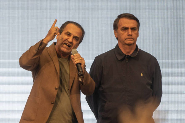 Malafaia falando ao microfone com Bolsonaro ao lado