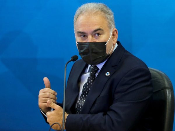 Marcelo Queiroga de máscara