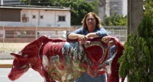 Márcia Pinheiro e escultura de vaca
