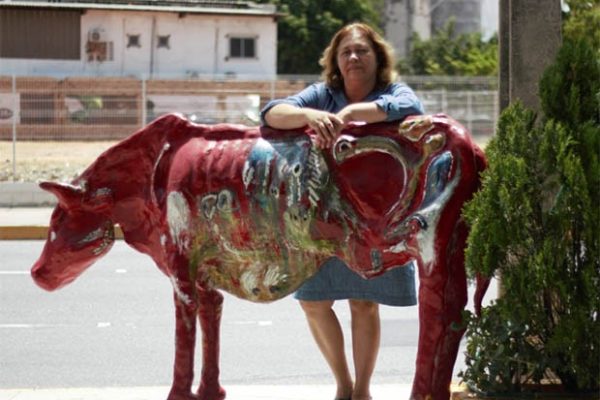 Márcia Pinheiro e escultura de vaca