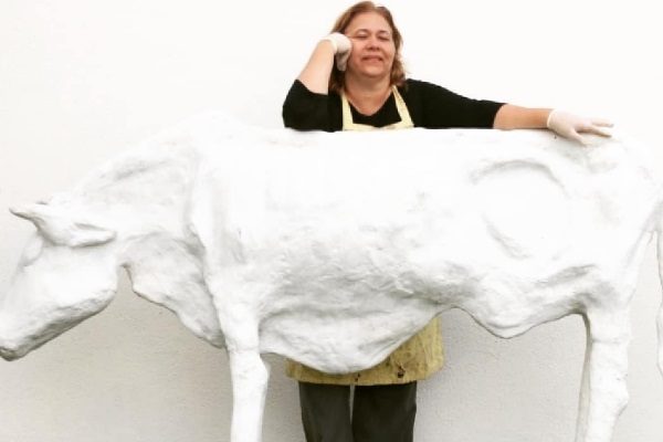 Márcia Pinheiro e escultura de vaca