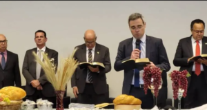 André Mendonça, que assumirá uma vaga no STF, pregou culto em um auditório da Câmara dos Deputados. Foto: Ascom/SG