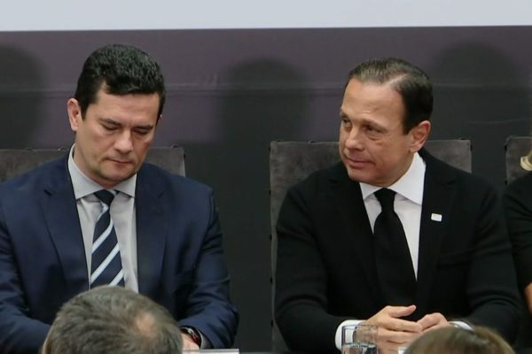 Moro e Doria juntos e sentados