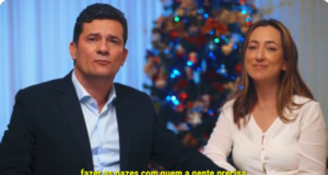 O ex-juiz Sergio Moro (Podemos) gravou um vídeo de Natal com a esposa, Rosângela Wolff. Imagem: Reprodução