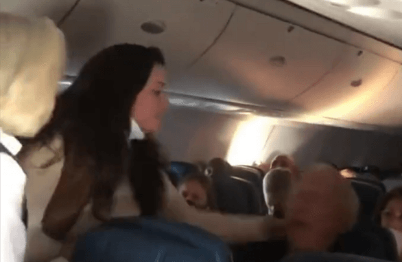 Mulher soca idoso no avião