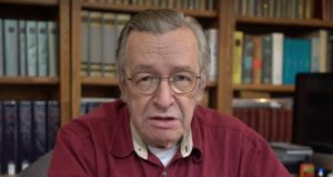 Olavo de Carvalho sentado