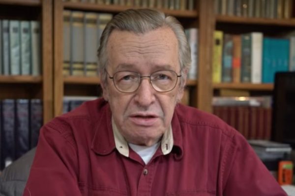 Olavo de Carvalho sentado