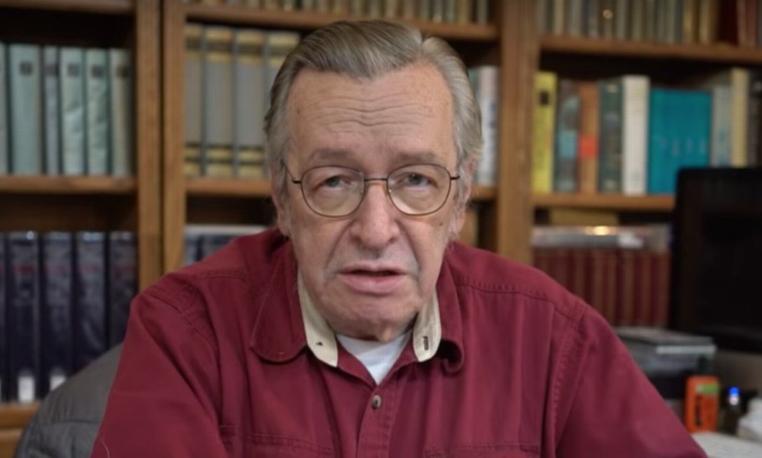 Olavo de Carvalho sentado